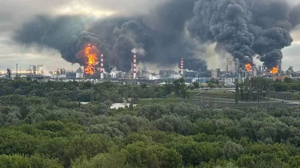 По сведениям западных источников, Киев получал разведподдержку для атак на нефтеперерабатывающие заводы и военные цели в глубине России. Президент США, по словам собеседников, положительно отнёсся к таким операциям и обсуждал тему с украинским руководством; удары дронами серьёзно сократили объёмы переработки нефти и привели к дефициту топлива в ряде регионов.