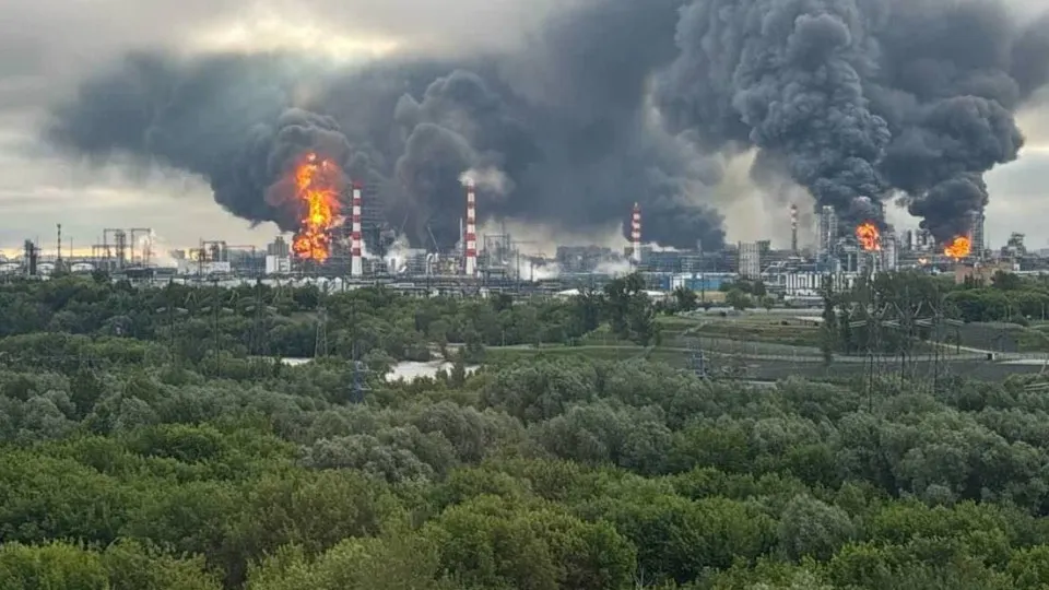 Массовый налёт беспилотников утром 18 июня поразил объекты в Москве и Подмосковье, обломки повредили торговые и жилые здания, в Ростовской области есть жертвы. Серия ударов осложняет работу нефтеперерабатывающей отрасли России.