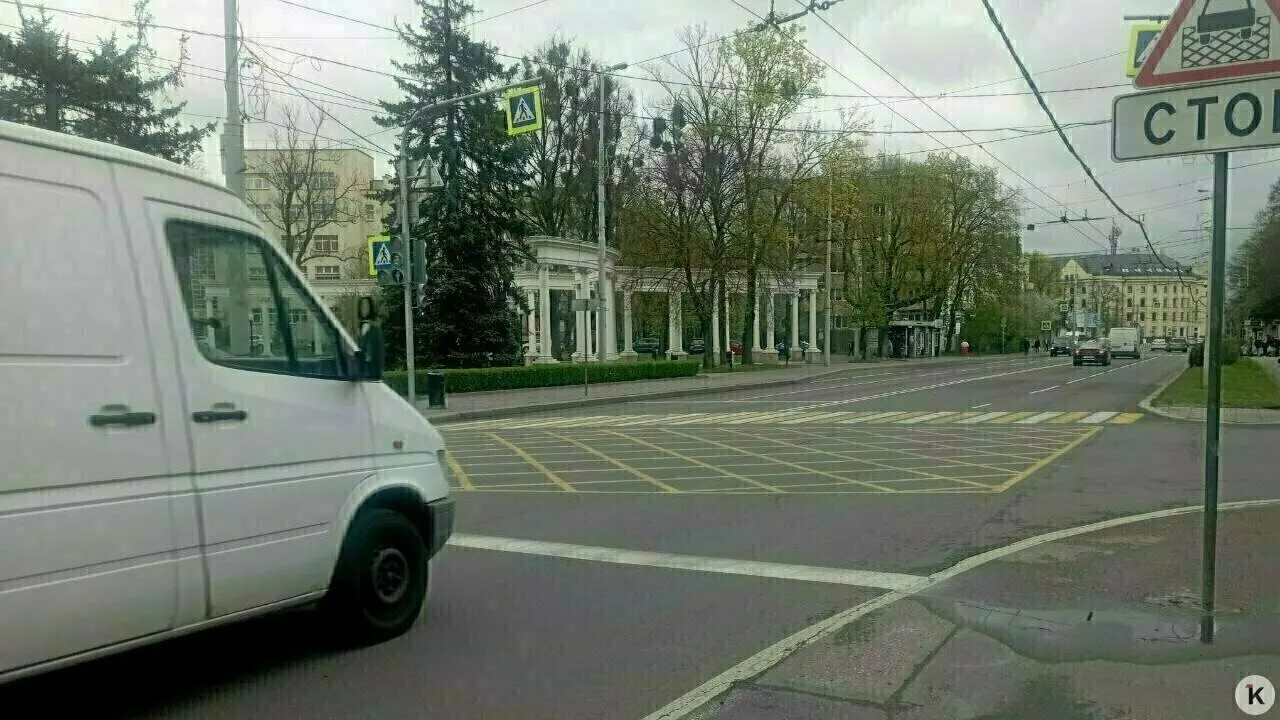 Власти планируют пересмотреть разметку и порядок движения на пересечении проспекта Мира, улицы Театральной и Дмитрия Донского; также рассматривают организацию платной муниципальной парковки рядом с перекрёстком.