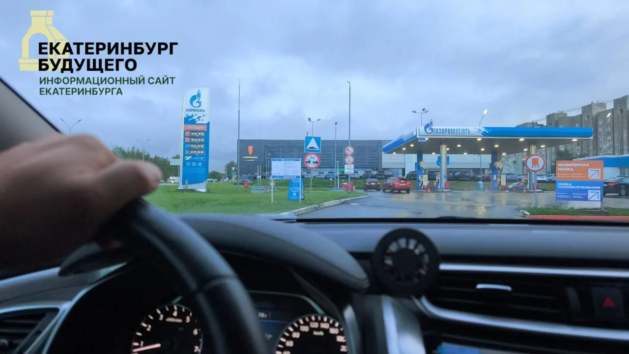 Средние цены на АИ‑92, АИ‑95 и дизель выросли, наблюдаются перебои с поставками и очереди на АЗС. Власти готовят меры, эксперты предупреждают об ограничениях, которые не решают причину дефицита.