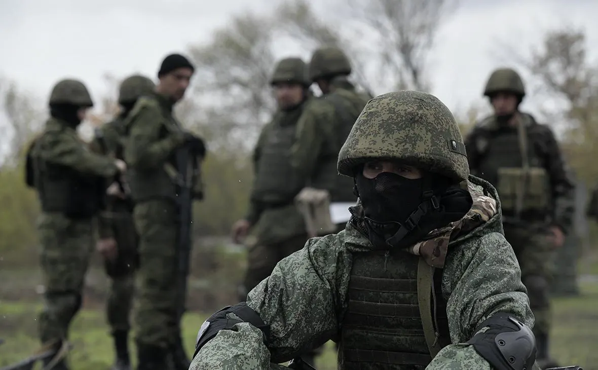 Собеседники из числа бывших чиновников, военных экспертов и разведок отмечают отставание России по технологиям и тактике. Для перелома ситуации могут потребоваться масштабная мобилизация ресурсов или радикальные меры; окончательного решения в Москве пока нет.