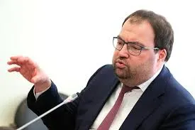 Минцифры намерено в ближайшее время внедрять механизмы возрастной идентификации на онлайн‑платформах; ведомство изучает зарубежный опыт, в том числе платформы вроде Roblox.