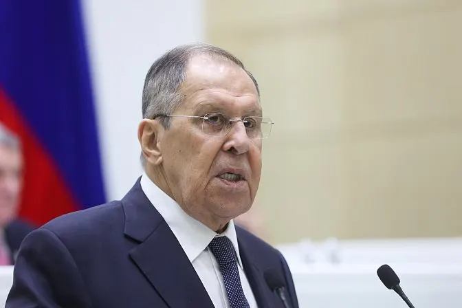 Глава МИД заявил, что Еревану придётся выбирать между ЕАЭС и ЕС — от этого решения зависят тарифная политика и фитосанитарные правила. На фоне смены внешнего курса прошли дипломатические консультации и введены ограничения на часть армянского экспорта.