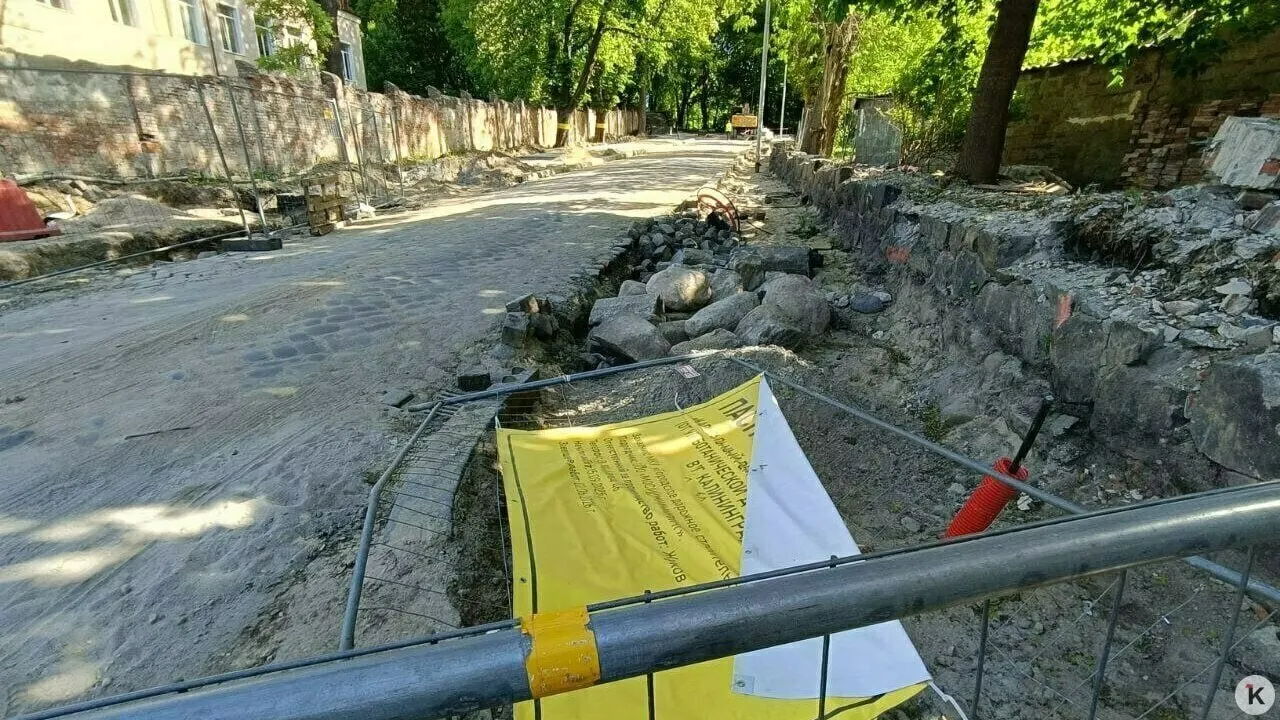 Во время работ на улице Галицкого закатали в асфальт последний сохранившийся участок исторического мощения, демонтировали старинный водосточный жёлоб и заменили его бордюром, утверждает калининградский историк Альберт Адылов.