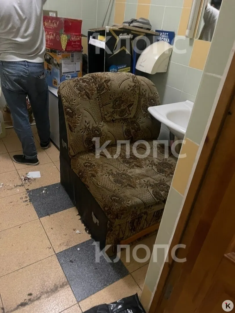 Колясочница обнаружила закрытый санузел: охрана признала, что помещение используется для отдыха персонала и хранения инвентаря. После открытия внутри были тараканы; вопрос о реновации рассматривают.