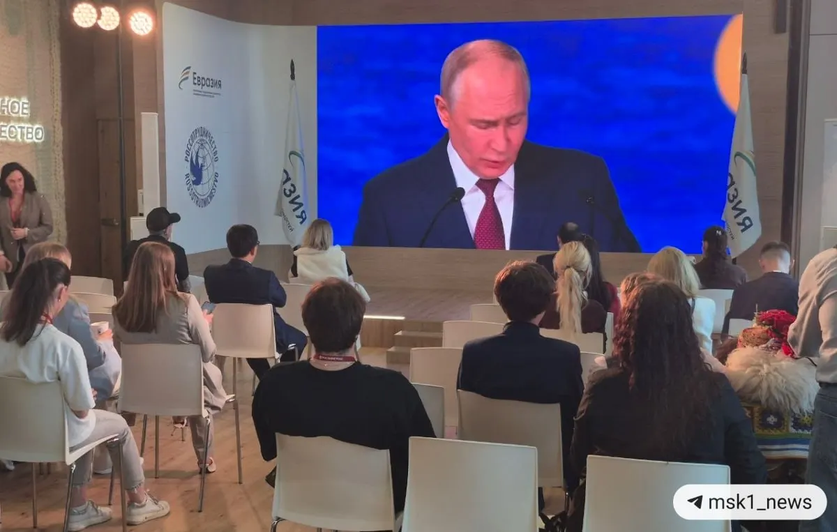 Президент обозначил переход к многополярной модели, рост роли БРИКС и изменение глобальной торговой системы, а также отметил влияние действий вокруг резервов России на курсы доллара и евро.