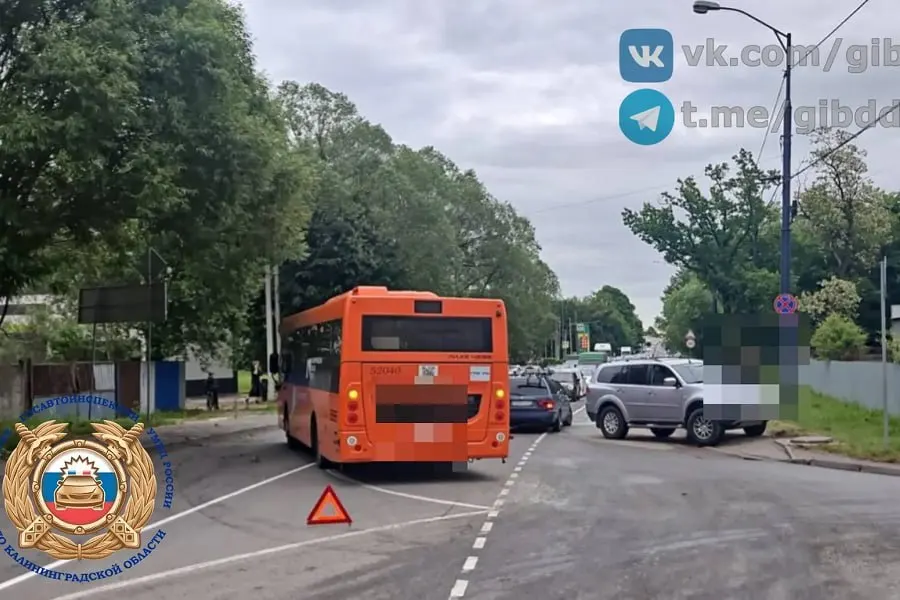 Вечером на проспекте Победы «Мицубиси», выезжая со второстепенной дороги, не уступил дорогу автобусу «Лиаз». В салоне было около 10 человек — по предварительным данным пассажиры не пострадали, водитель легковушки получил травмы.