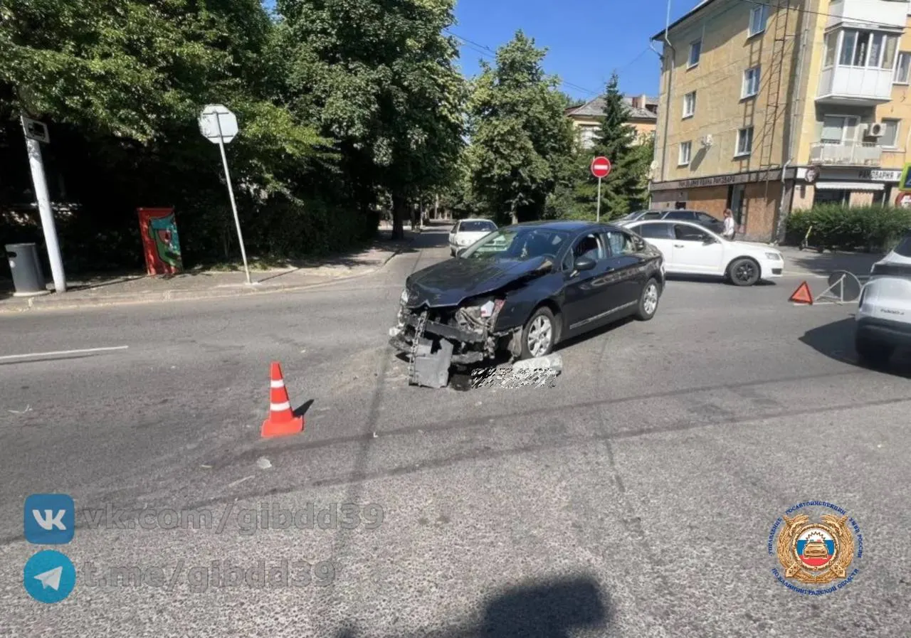 Авария произошла утром у дома №32 на пересечении с улицей Брамса. Пассажира одной из машин госпитализировали, причины и обстоятельства происшествия выясняют инспекторы.