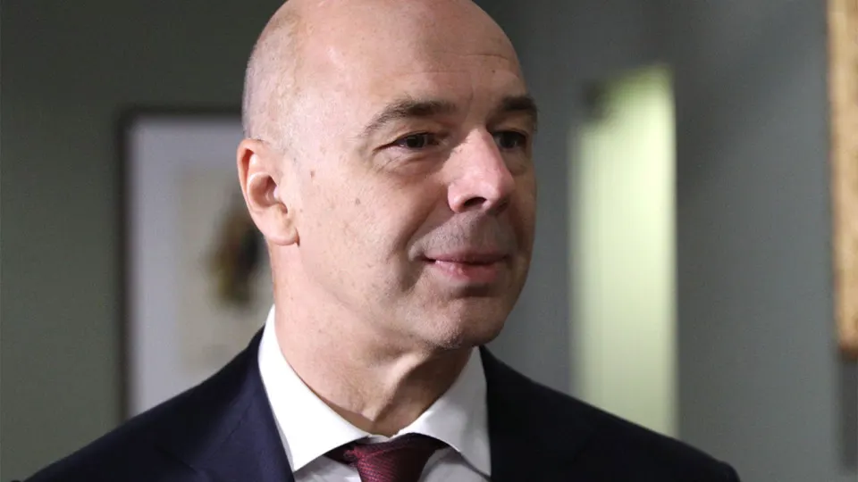 Минфин заявил, что компании топливно‑энергетического комплекса должны сами закупать средства защиты и включать затраты в себестоимость. Между тем атаки на НПЗ снижают переработку, поднимают оптовые цены и приводят к экспортным ограничениям.