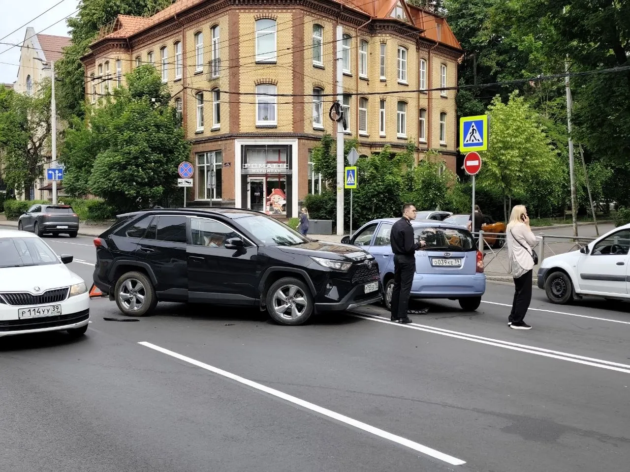 На повороте на улицу Пугачева столкнулись три автомобиля; движение затруднено в обе стороны.