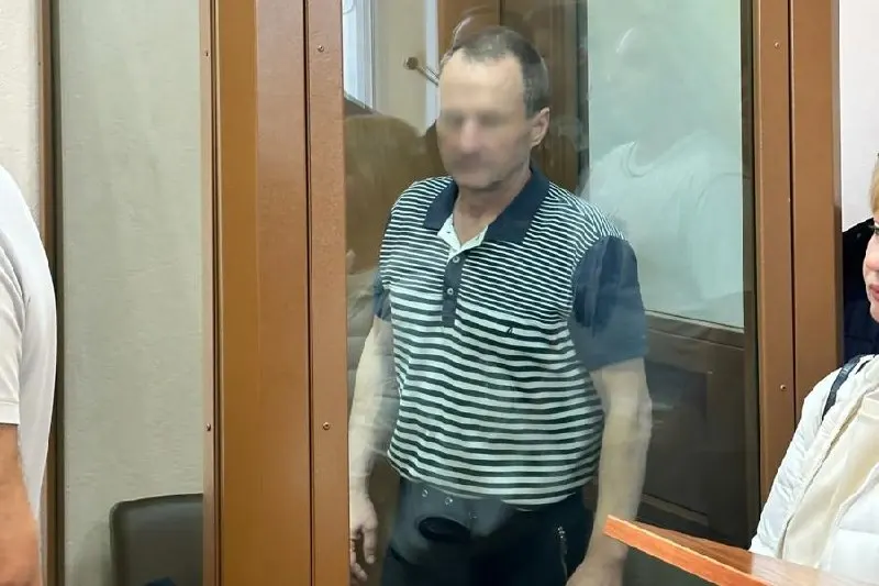 Ленинградский районный суд признал калининградского бизнесмена виновным в вымогательстве 15 млн рублей, угрозах, разбое и поджоге имущества и приговорил его к 10 годам лишения свободы в колонии строгого режима.
