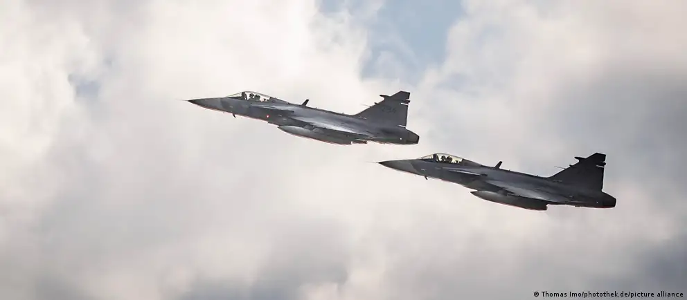 Две пары JAS 39 Gripen вылетели 12 июня для сопровождения российских боевых самолётов у побережья Балтики. Воздушное пространство Швеции не было нарушено; в операцию также включили датский истребитель.