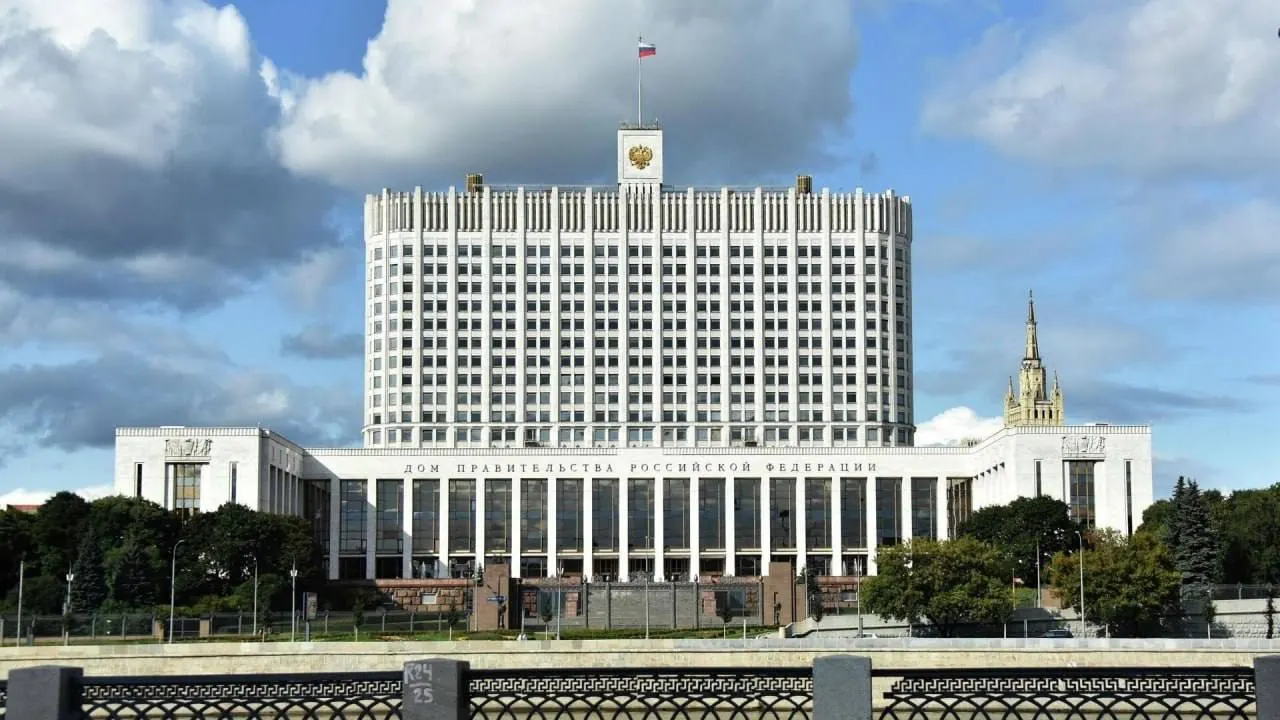 В Госдуму внесён законопроект о полном или частичном возмещении утильсбора для семей с тремя и более детьми, но в правительстве указывают на дополнительные бюджетные расходы и отсутствие источников финансирования.