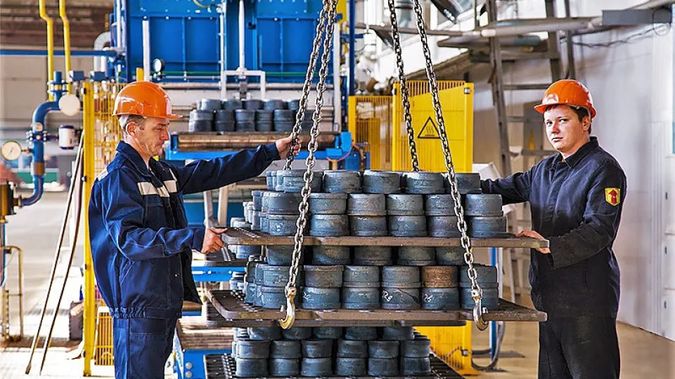 Лефортовский районный суд Москвы по требованию Генпрокуратуры наложил арест на основные активы Европейской подшипниковой корпорации и связанные предприятия в Волжском, Саратове и Самаре. Иск связан с заявлениями экс‑депутата 2009 года и расследованием о создании видимости приостановки производства.