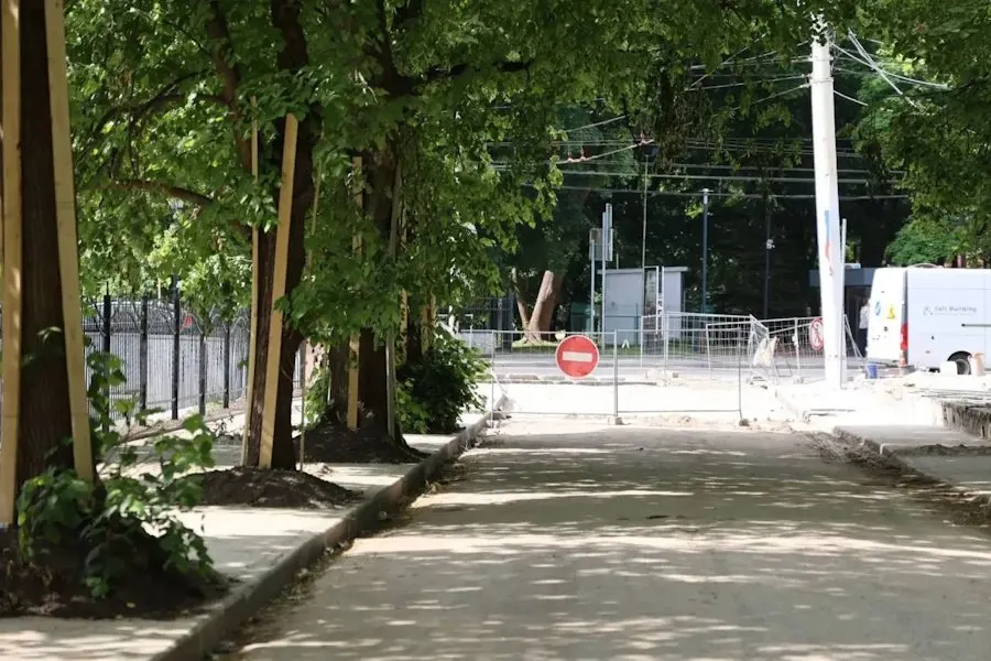 В Калининграде завершается ремонт небольшого проезда между улицей Театральной и проспектом Мира. Для него подберут официальное название: предложения подготовили дорожники и ждут вариантов от жителей, окончательное решение примет городской совет.