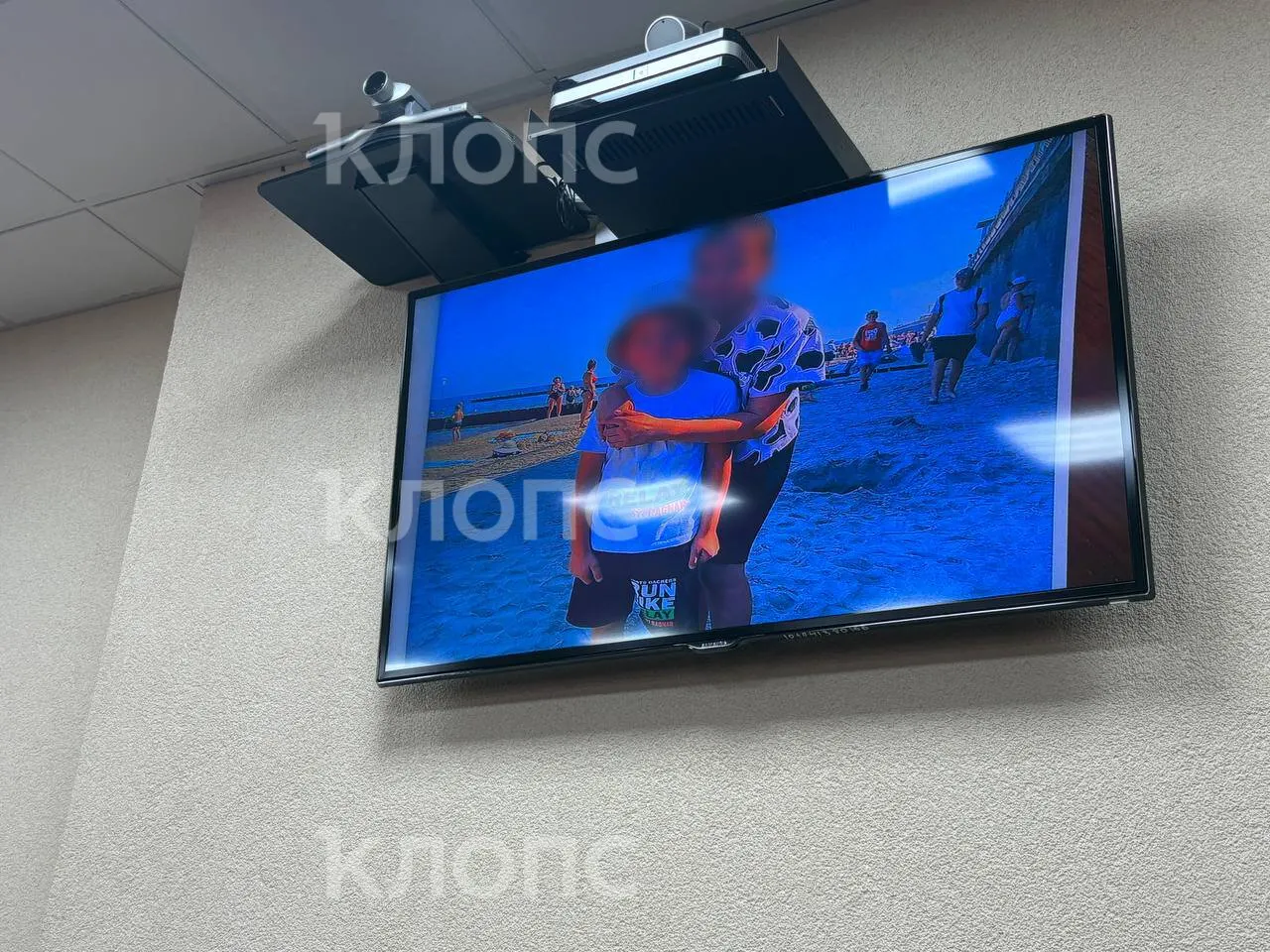 На первом заседании обвиняемый отчим заявил, что следы побоев могли появиться после смерти ребёнка. В суде показали семейные и посмертные фотографии — на теле мальчика были многочисленные травмы.