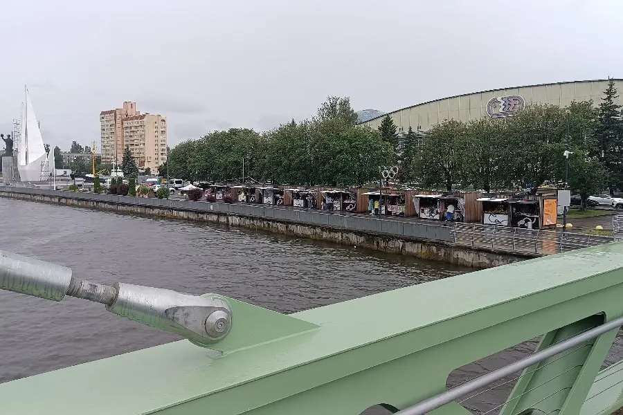 Традиционная выставка-ярмарка мастеров проходит около Философского моста с 1 мая по 31 июля. Торговые места ремесленникам предоставляются бесплатно.