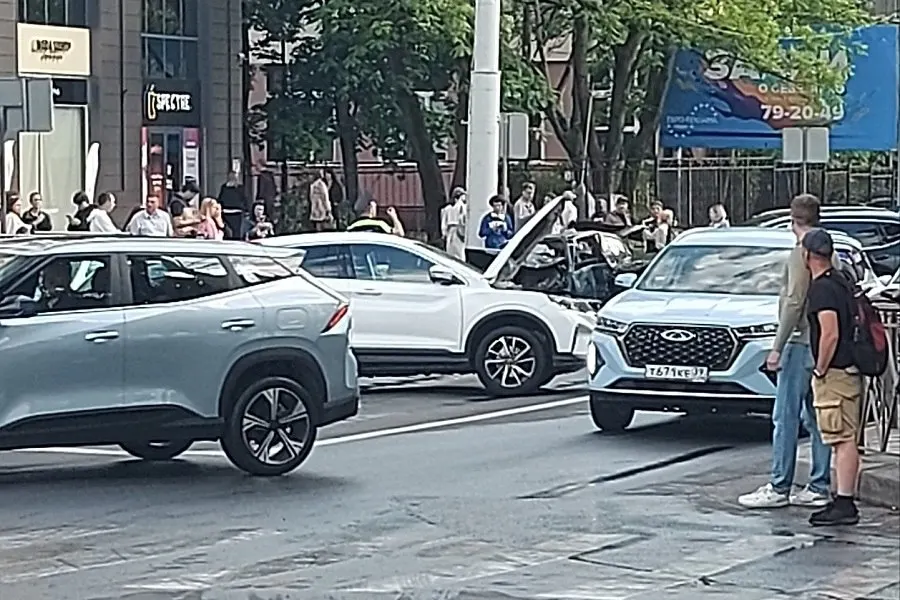 Авария на пересечении Гвардейского проспекта и улицы Театральной блокирует часть проезжей части. На месте работают сотрудники Госавтоинспекции, рекомендуется выбирать альтернативные маршруты.