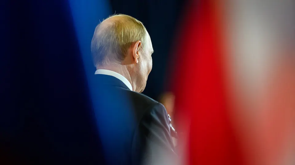 Государственный опрос прекратил публикацию «открытого» рейтинга доверия: по итогам начала апреля он составил 29,5% (в «закрытом» опросе — около 73%). Рейтинг одобрения деятельности остаётся выше — 66,6% на 31 мая — но также демонстрирует снижение; эксперты отмечают нарастающую тревогу и экономические риски.