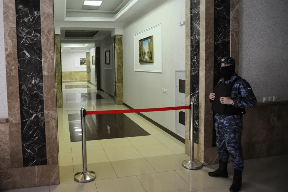 Три юриста рассказывают о давлении на подзащитных в СИЗО и колониях, о тактиках защиты в условиях репрессий и о том, почему они продолжают работать, несмотря на рост сроков и риски для себя.