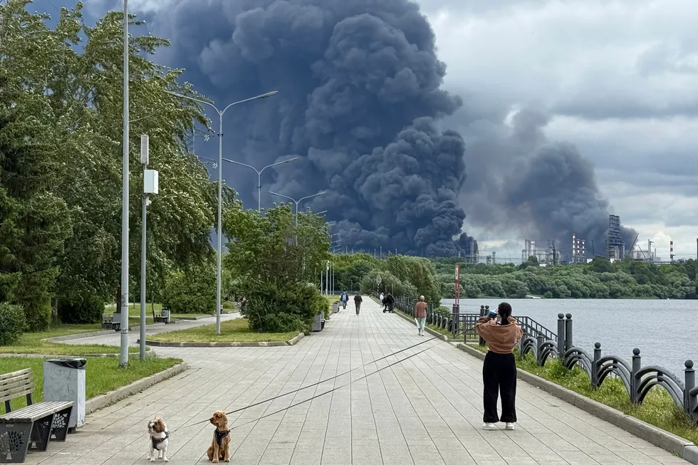 По состоянию на 29 июня 2026 года беспилотные удары ВСУ затронули большинство крупных нефтеперерабатывающих заводов в европейской части России; единственные крупные предприятия, ещё не атакованные, расположены в Омской и Иркутской областях.