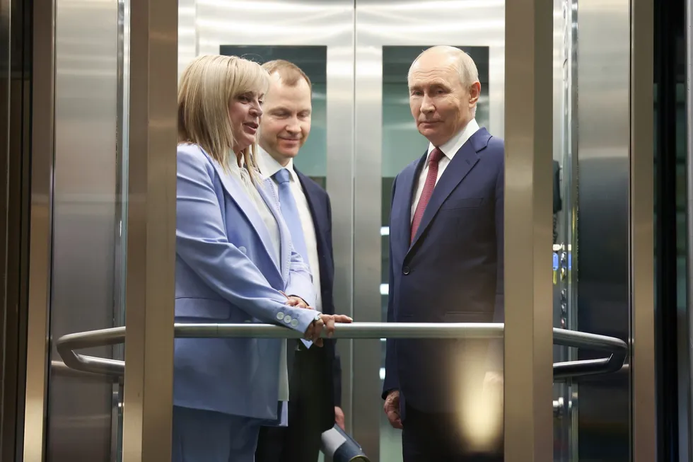 Руководители силовых ведомств, включая ФСБ и главу Росгвардии, якобы предлагают президенту отменить или отложить думские выборы на фоне экономических проблем и падения рейтингов. Гражданские чиновники и Кремль пока склоняются к проведению голосования по расписанию.