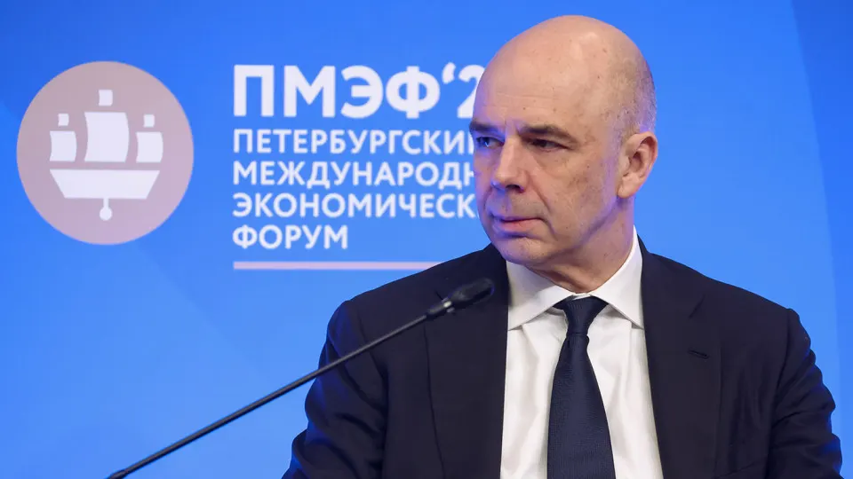 По оперативной оценке Счётной палаты, доходы федерального бюджета по итогам года могут оказаться существенно ниже плана: основная просадка — в нефтегазовых поступлениях на фоне снижения цен на нефть и укрепления рубля.