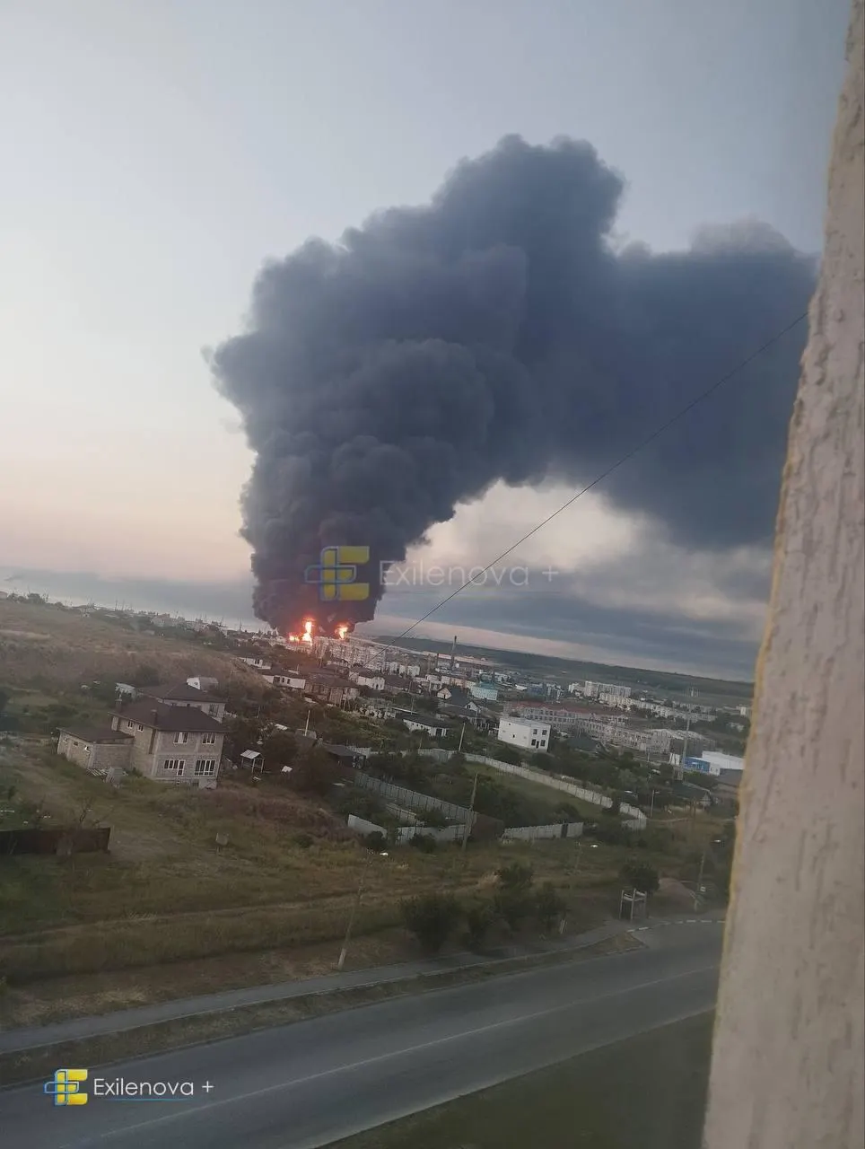 Беспилотная атака вызвала пожары на нефтебазе и в порту, повреждение жилого дома и многочисленные жертвы; госпитализированы дети.