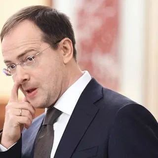 Помощник президента предложил закрепить для бюджетников обязанность отрабатывать после учёбы по трудовому договору. Критики называют инициативу возвращением к административным методам распределения кадров и лишением свободы выбора молодых специалистов.