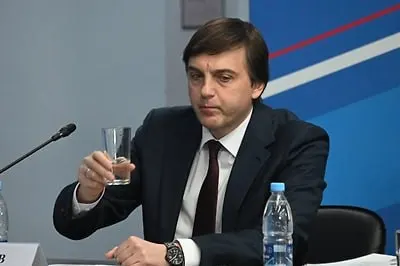 Министерство образования утвердило список внеклассного чтения на лето, в который вошли современные и патриотические книги о подвигах современных защитников, в том числе произведения, посвящённые «героям СВО».