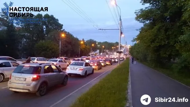 Сибирские регионы столкнулись с острой нехваткой бензина: в Иркутске очереди на заправках растягиваются на несколько километров, водители стоят по несколько часов, а АЗС вводят жёсткие лимиты и ограничивают отпуска топлива.