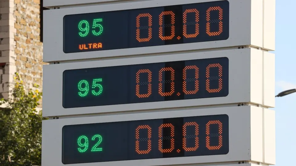 Розничные цены на бензин резко выросли: за неделю — в среднем на 3%, за три недели — на 5%. Производство сократилось после ударов по НПЗ, власти рассматривают экстренные меры, чтобы покрыть дефицит.