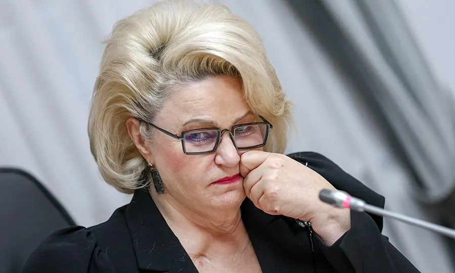 Председатель комитета Госдумы по защите семьи Нина Останина призвала Роскомнадзор и Минцифры применять методы, похожие на замедление мессенджеров, чтобы ограничить время пребывания детей в виртуальном пространстве.