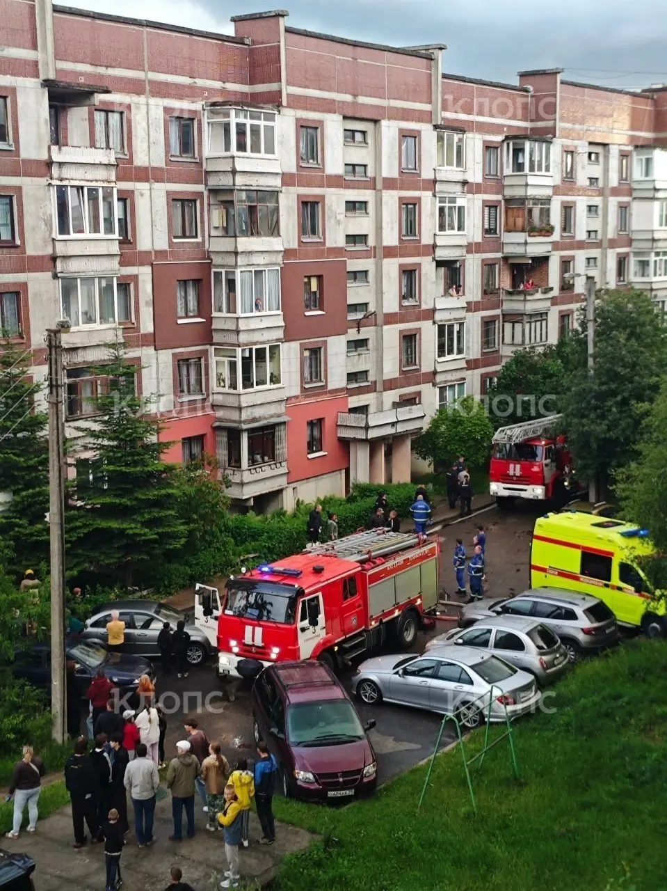 Вечером в Калининграде в доме №113 на Ульяны Громовой произошёл пожар — загорелась квартира на третьем этаже. Пожарные справились с задымлением, полиция вывела из подъезда человека в наручниках. Сведения о пострадавших уточняются.