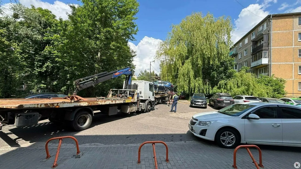 В&nbsp;Калининграде женщина застала свою машину на&nbsp;эвакуаторе, полицейский не&nbsp;остановил её&nbsp;увоз