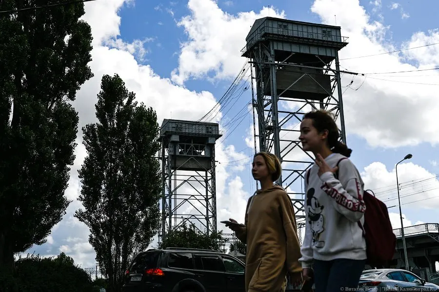 Служба охраны объектов культурного наследия и транспортная прокуратура зафиксировали ржавчину, повреждения и отсутствие ремонтных работ на двухъярусном мосту; собственник — РЖД — получил предостережение.