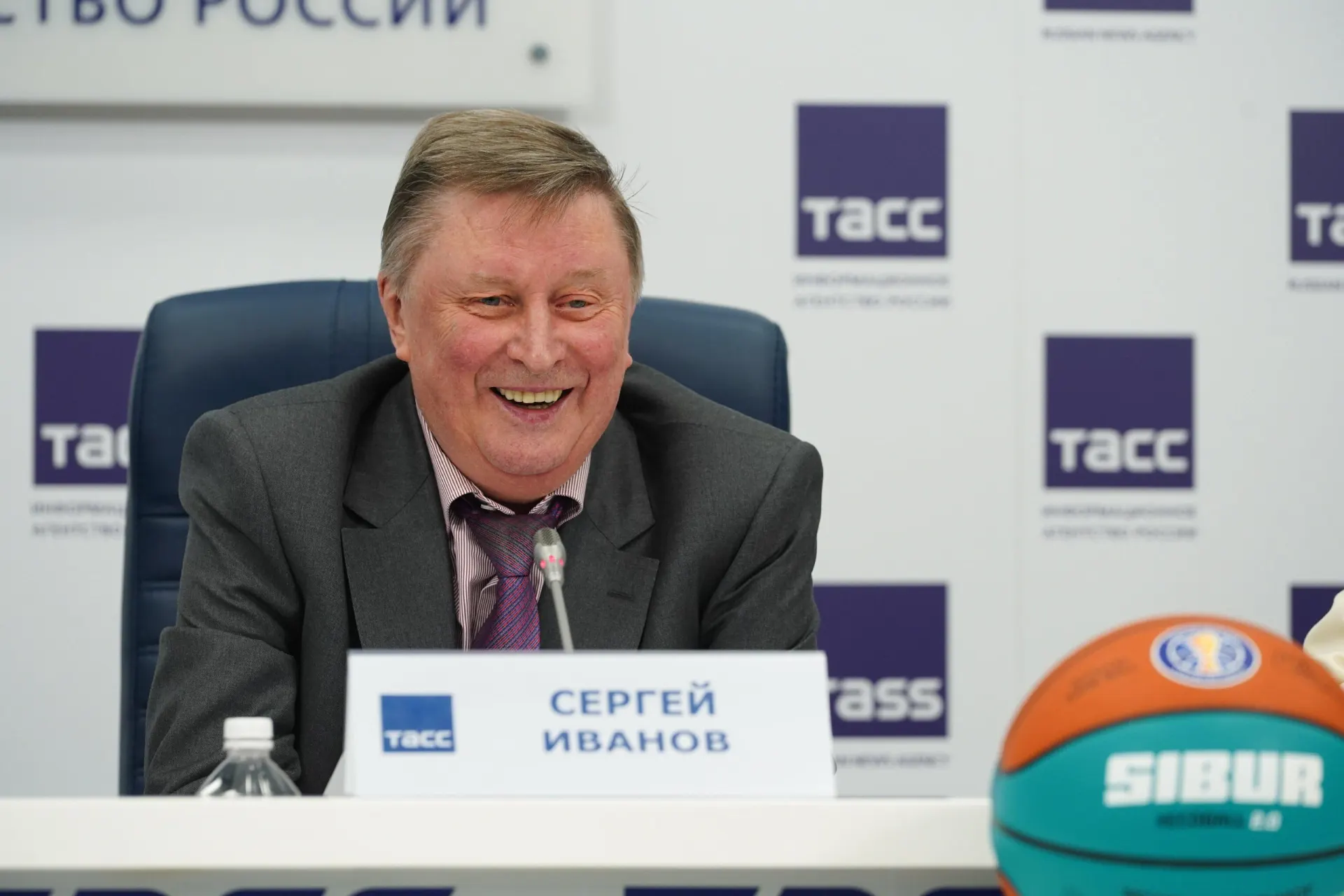 Бывшему министру обороны было 73 года. Близкий друг сообщил, что общался с ним всего три дня назад; подробности пока не раскрываются.
