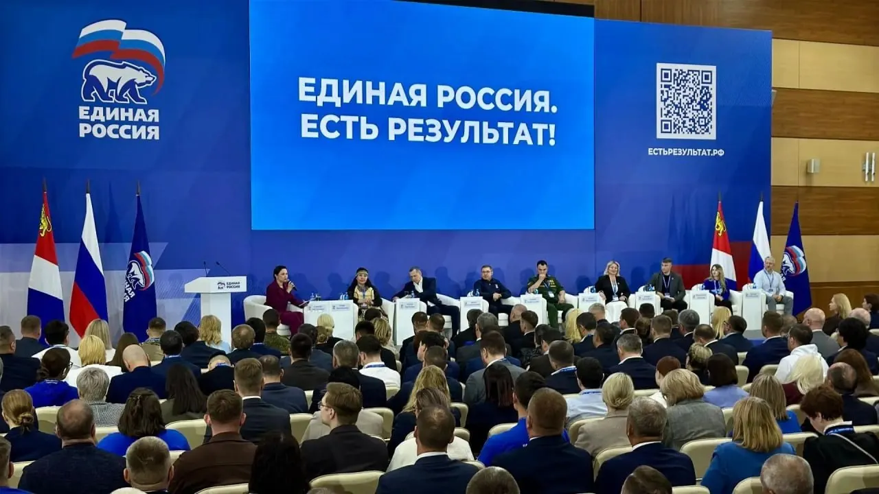 Администрация и региональные власти распределили по регионам индивидуальные ориентиры для результата партии — в среднем 47–51%. Эксперты отмечают, что такие планы повышают риск административного вмешательства и призваны сохранить конституционное большинство в Госдуме.