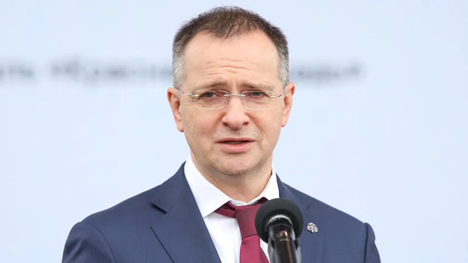 Он заявил, что государство должно отслеживать качество фильмов на всех этапах производства и поддерживать лишь соответствующие «традиционным ценностям» проекты; при этом государственное финансирование усиливается, а также готовится экспертный совет по историческому контенту.