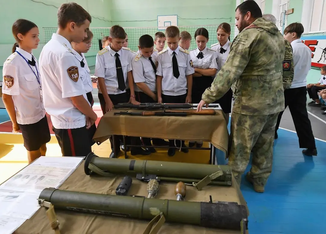 Военно-историческое общество предложило вовлечь учащихся в опросы участников и волонтёров СВО: материалы планируют использовать в школьных музеях и цифровом архиве. По их данным, инициативу уже поддержало Минобрнауки.