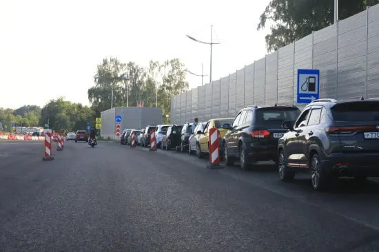 С 27 июня в Калининграде на отдельных автозаправках выстроились большие очереди: в ряде сетей не хватает бензина марок АИ‑92 и АИ‑95.