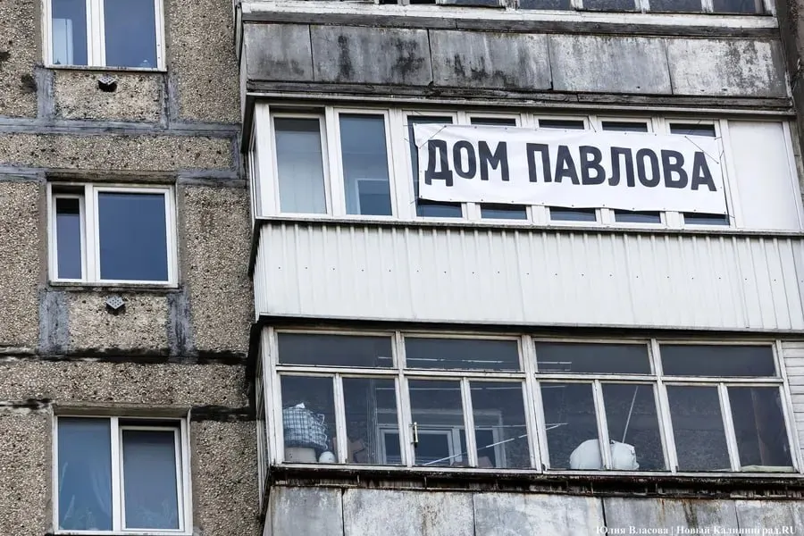 Муниципальные контролёры вызвали в администрацию отца и дочь из дома на Московском проспекте для составления протоколов по статье о нарушении благоустройства из‑за плаката «Дом Павлова». Ранее жителей просили временно переселиться для демонтажа балконов.