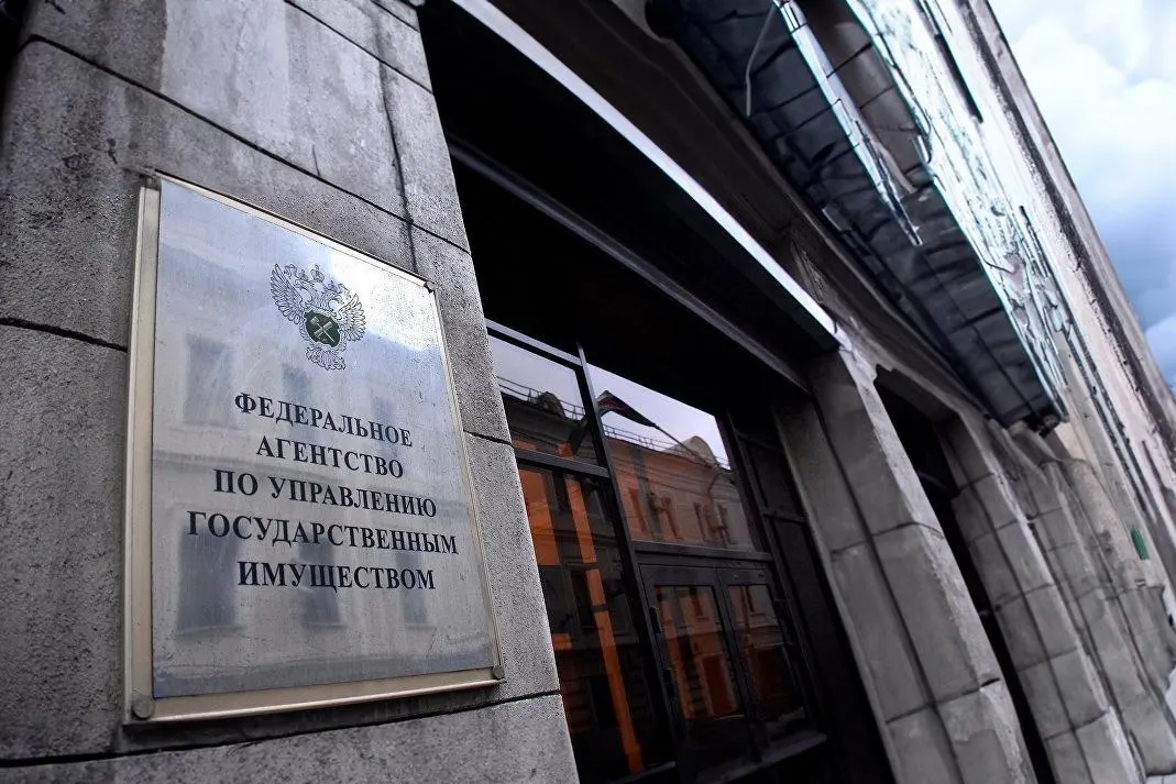 Депутаты приняли закон, который отменяет ценовой порог и шестимесячную паузу при повторных торгах — теперь государство сможет продавать любое изъятое у коррупционеров жильё. В документе также прописаны новые требования к оценщикам и организаторам торгов, а для религиозной собственности сняли срок давности при оспаривании приватизации.