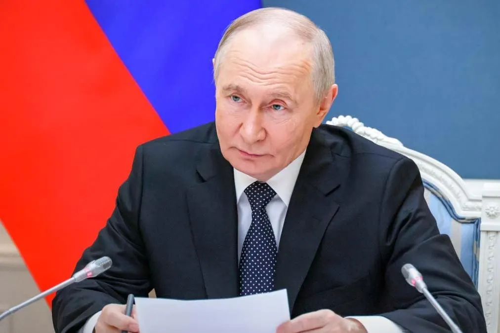 Указ расширяет действие механизма временного исполнения обязательств: теперь он распространяется и на банковские вклады перед гражданами и организациями из стран, признанных Россией «недружественными». Документ вступил в силу 1 июня 2026 года.
