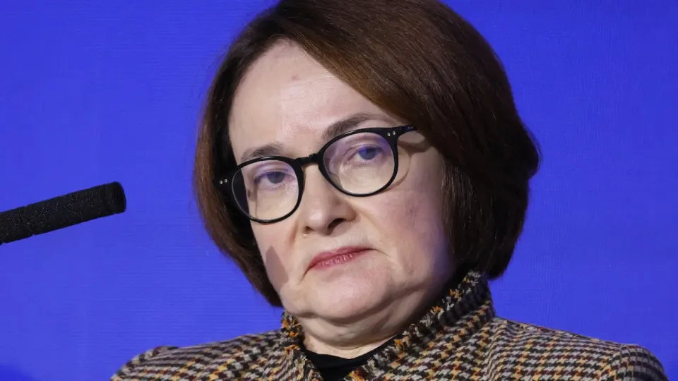 Резкий рост цен на бензин и значительное сокращение выпуска нефтепродуктов ускоряют инфляцию и делают менее вероятным долгожданное смягчение монетарной политики.
