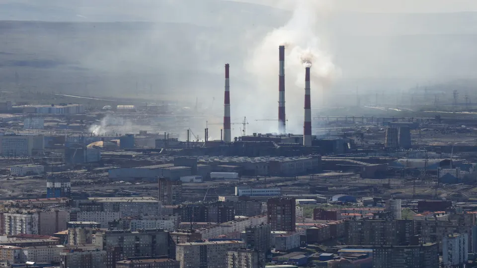 Минэкономразвития фиксирует падение промышленного производства в мае на 0,7% год к году. Наиболее сильный спад — в выпуске нефтепродуктов и металлургии; эксперты предупреждают о рисках для инфляции, бюджетной и кредитной нагрузки.