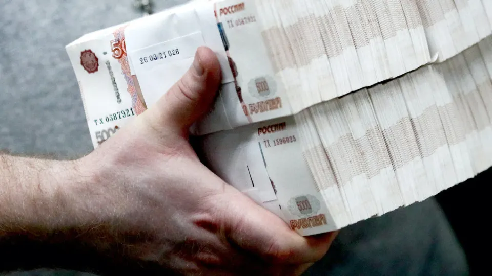 Сбербанк отмечает всплеск вывода наличных: за апрель из банков ушло 600 млрд ₽, а запас бумажных банкнот достиг рекордных 20 трлн ₽. Центробанк ужесточил контроль за операциями с наличными.