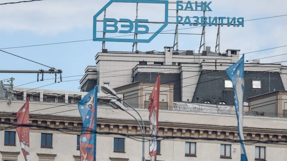 Государственный Внешэкономбанк заявил о планах снизить бюджет и сократить 15% сотрудников в 2027 году на фоне «кредитного охлаждения» экономики; меры затронут и дочерние структуры.