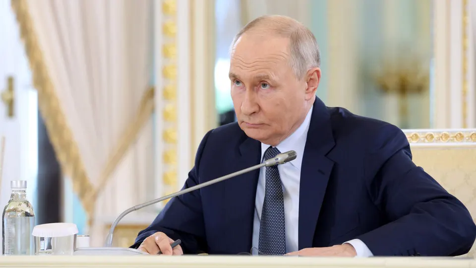 Президент сообщил о контроле около 2,44 млн км²; независимые подсчёты указывают на сокращение территорий под контролем российских войск и чистые потери в апреле–мае.