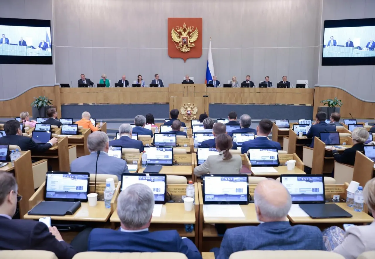 Исследование на основе данных системы законодательной деятельности показывает: правительственные инициативы проходят в Госдуме заметно чаще, чем депутатские, а значительная часть законопроектов остаётся незавершённой.